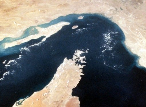 Navios cruzam o Estreito de Ormuz sem incidentes