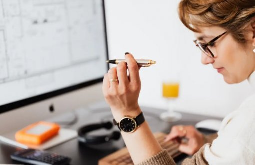 Emprego feminino aumenta 11%, mas desigualdade salarial persiste