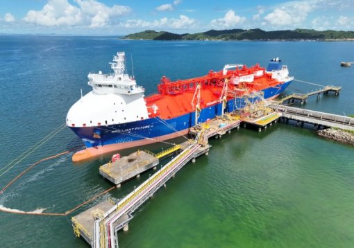 Navio gigante atraca pela 1ª vez na Bahia com carga de etanol