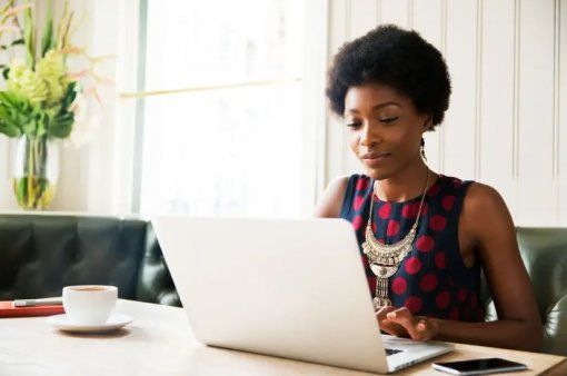 Desemprego entre mulheres negras jovens chega a 24,7%