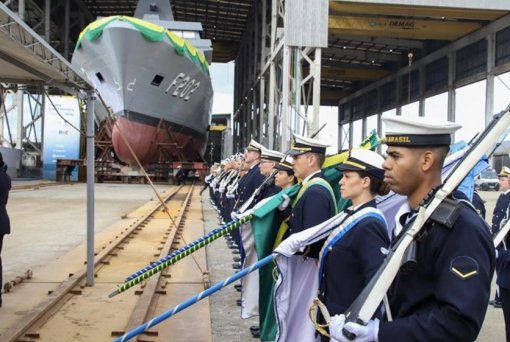 Marinha do Brasil lança Fragata “Cunha Moreira” em Itajaí