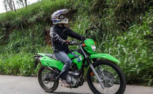 Kawasaki KLX230 2027 chega ao Brasil em três versões