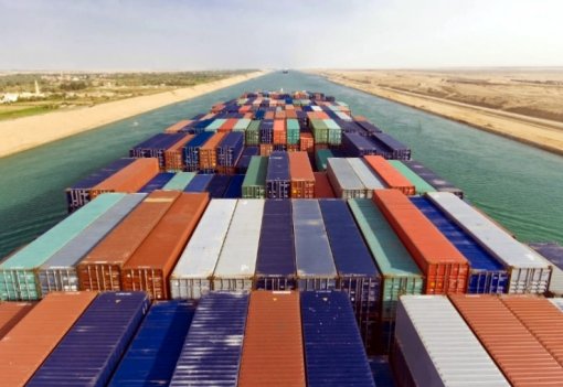 Tráfego de contêineres no Canal de Suez supera 50%